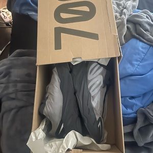 Adida Yeezy 700 Metalic
